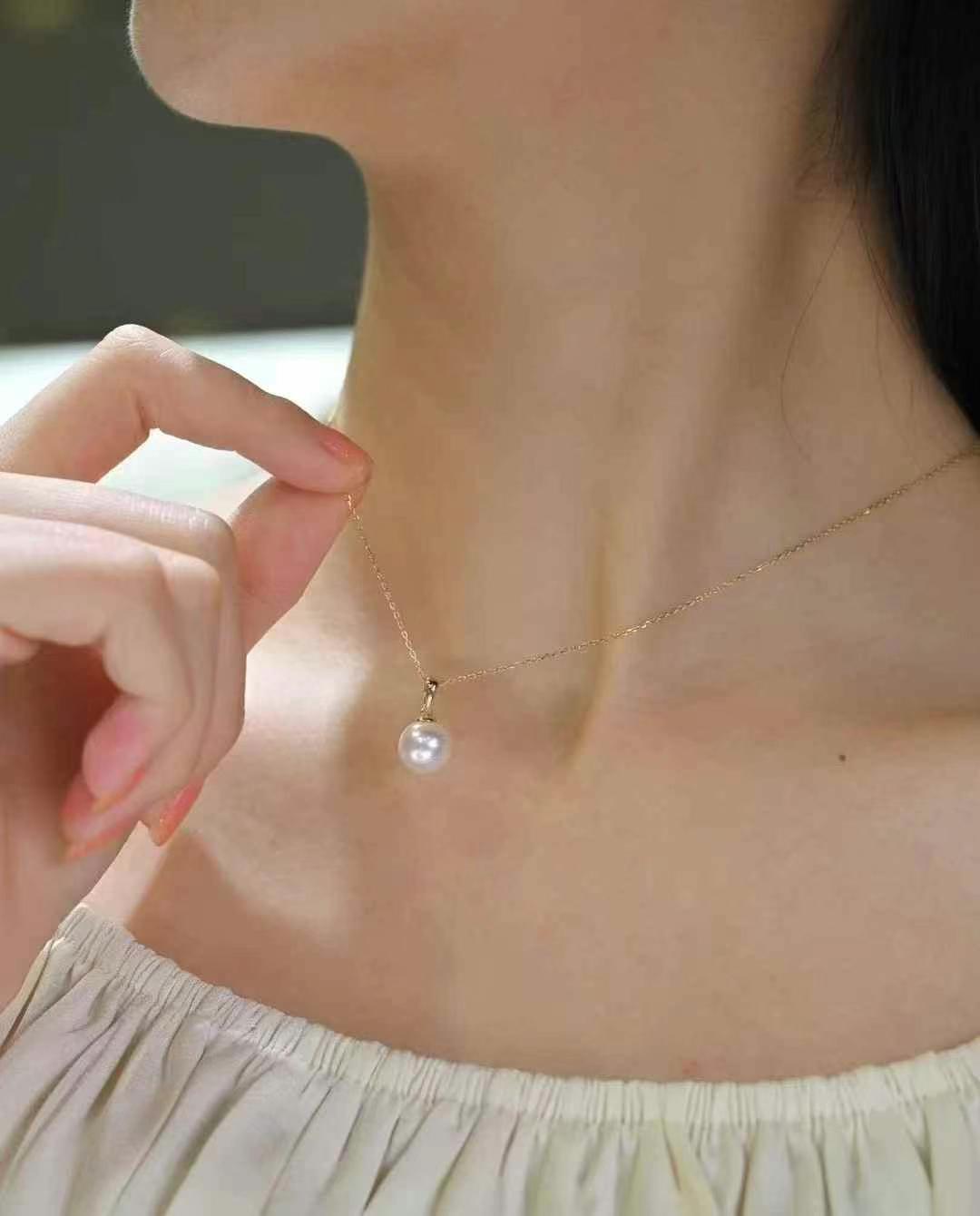 Round Akoya Pearl Pendant Necklace | 9.0–9.5mm Pearl | 18K White or Yellow Gold Chain