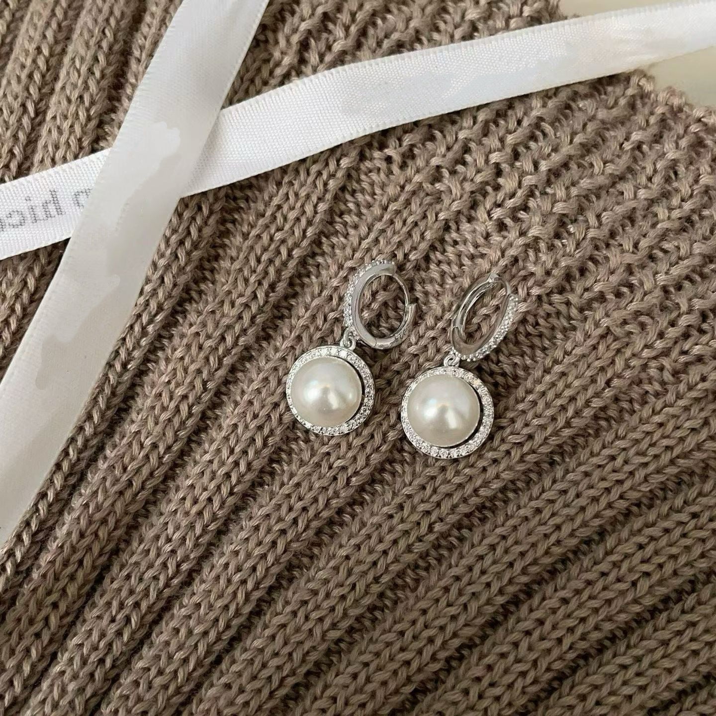 Floral Leverback Pearl Earrings | Sunflower Design ｜ 14K White Gold Filled | 8.5-9.0mm Pearls